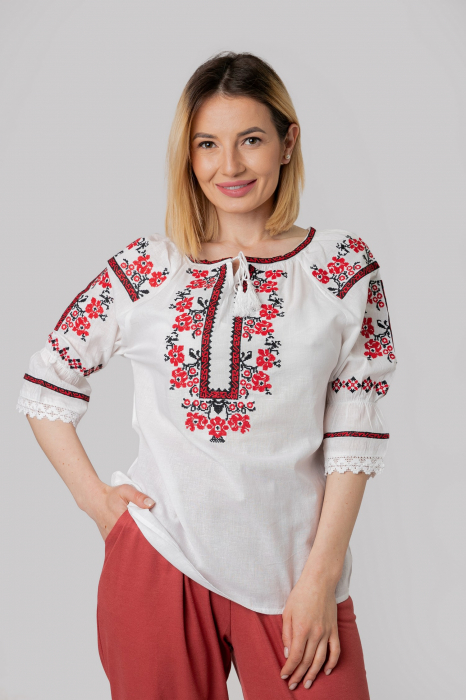 Ie traditionala alba cu motiv floral rosu Maia