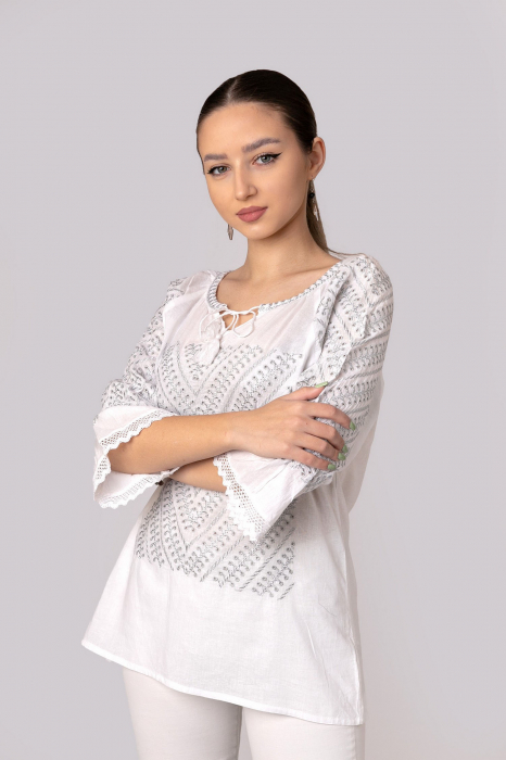 Ie traditionala alba cu motiv geometric argintiu Adnana 01