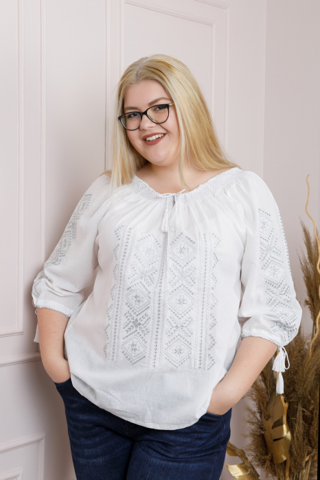 Ie traditionala alba cu motiv geometric argintiu Emanuela