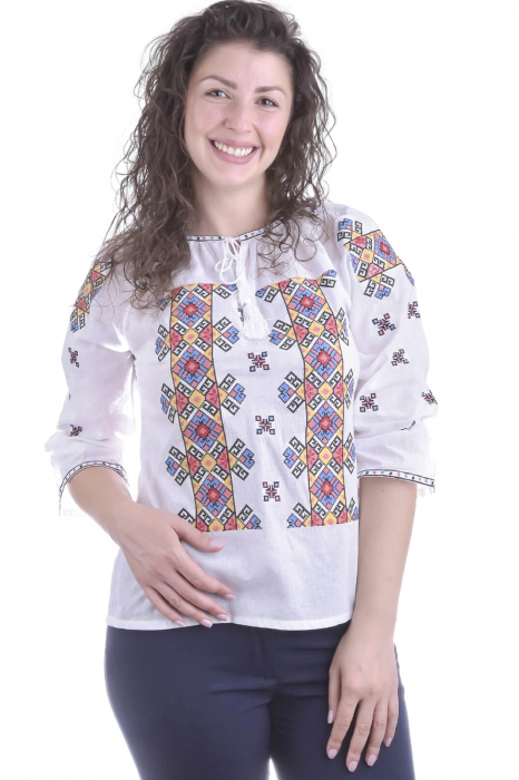 Ie traditionala alba cu motiv geometric multicolor Larisa 01