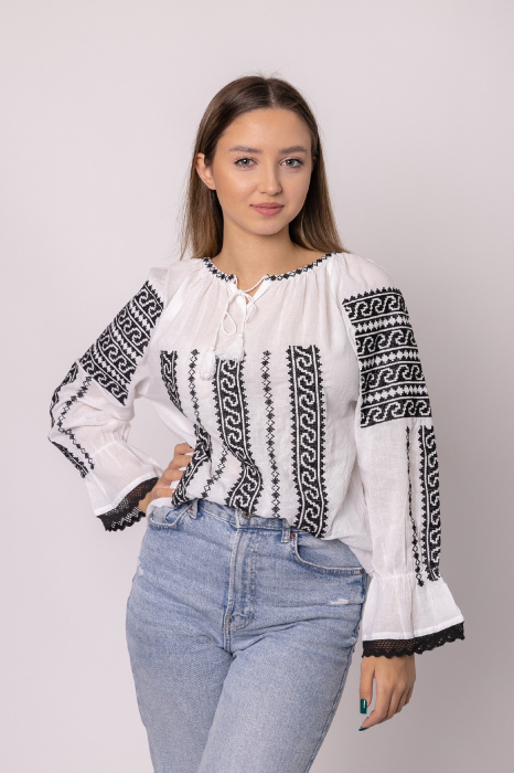 Ie traditionala alba cu motiv geometric negru Andrada 01