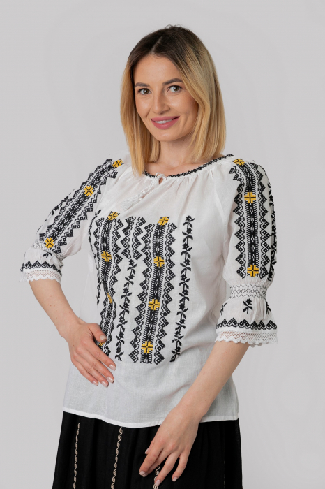 Ie traditionala alba cu motiv geometric negru Dominica 02