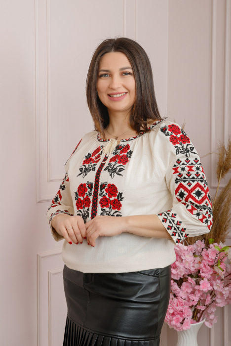 Ie traditionala crem cu motiv floral rosu Melania