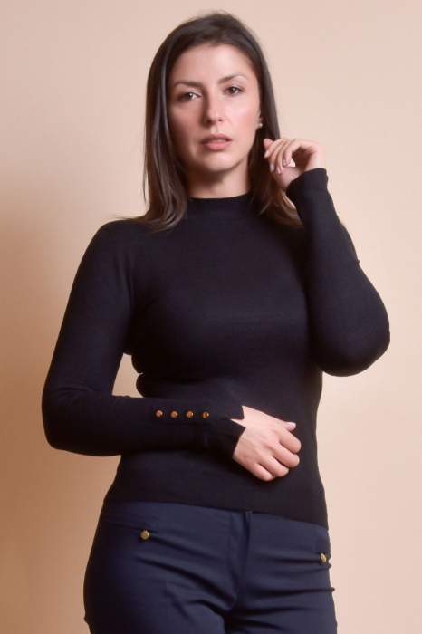 Pulover negru cu nasturi decorativi