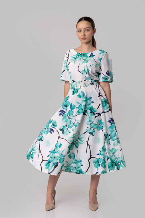 Rochie alba cu imprimeuri florale turcoaz si centura in talie