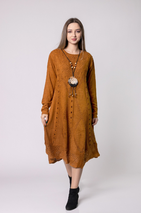 Rochie camel boho chic cu model tricotat romburi