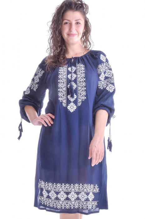 Rochie traditionala midi albastra cu motiv floral alb Victoria