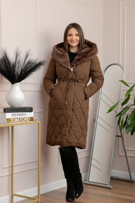 Geaca lunga eleganta matlasata din fas Kimberly cu gluga imblanita - Maro