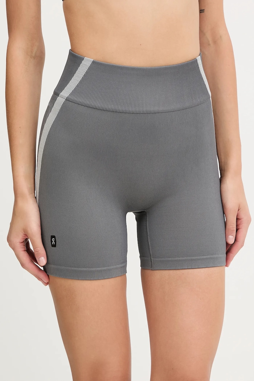 On pantaloni scurți de yoga Studio