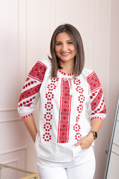 Bluza tip ie alba cu motiv geometric rosu Ioana