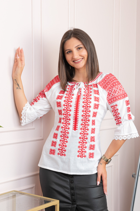 Bluza tip ie alba cu motiv geometric rosu Virginia 01