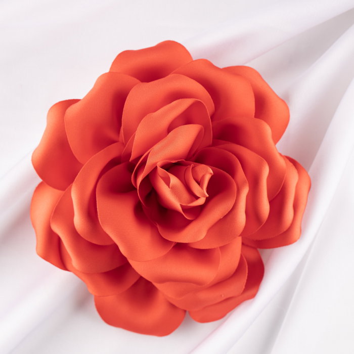 Brosa floare corai satinata cu diametru de 15 cm, cu clips pentru par