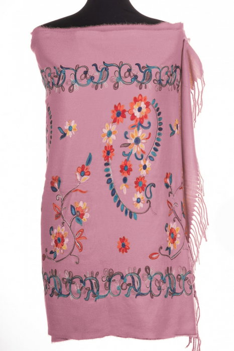 Esarfa cashmere cu model floral brodat pe fond roz inchis