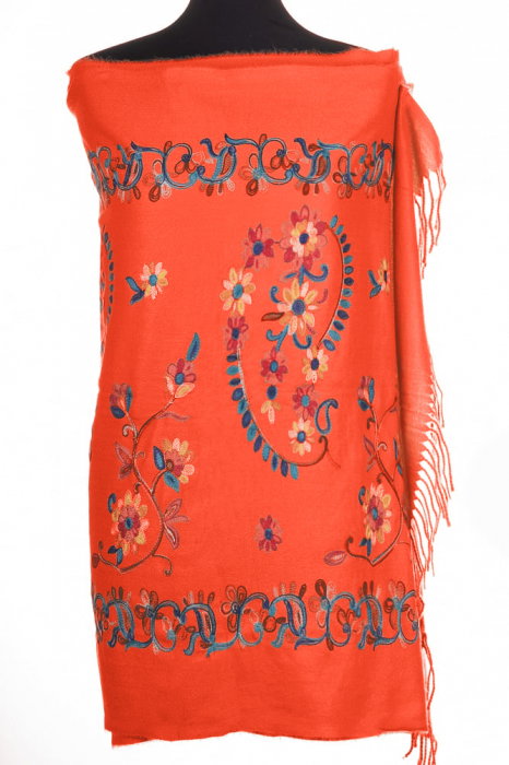 Esarfa cashmere cu model floral brodat pe fond corai