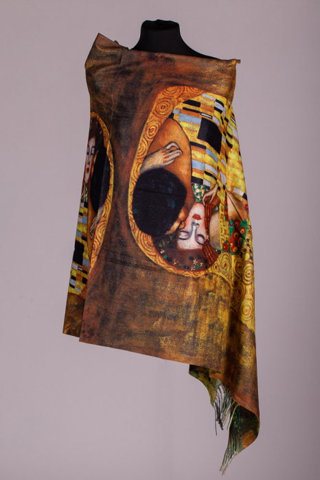 Esarfa vascoza cu fir din lurex imprimata cu model inspirat  dupa   Sarutul    lui Klimt