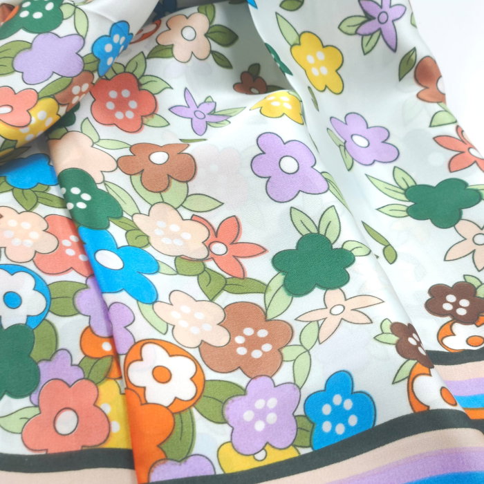 Esarfa dreptunghiulara tip pareo, cu imprimeu floral multicolor pe fond vernil