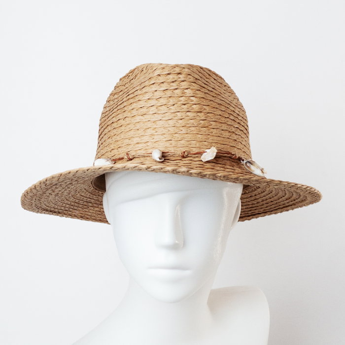 Palarie de paie impletita cu decoratiune din scoici, camel