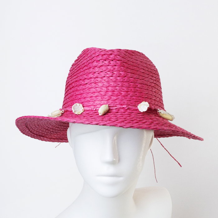 Palarie de paie impletita cu decoratiune din scoici, fucsia