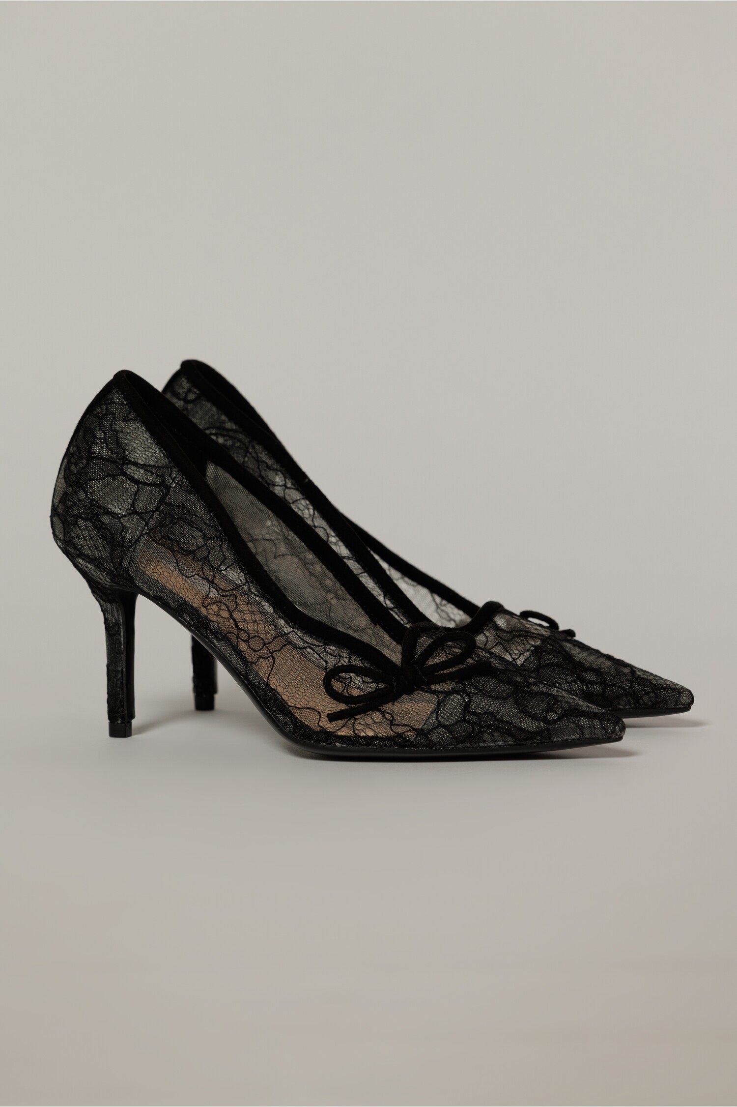 Pantofi eleganti negri imbracati in dantela