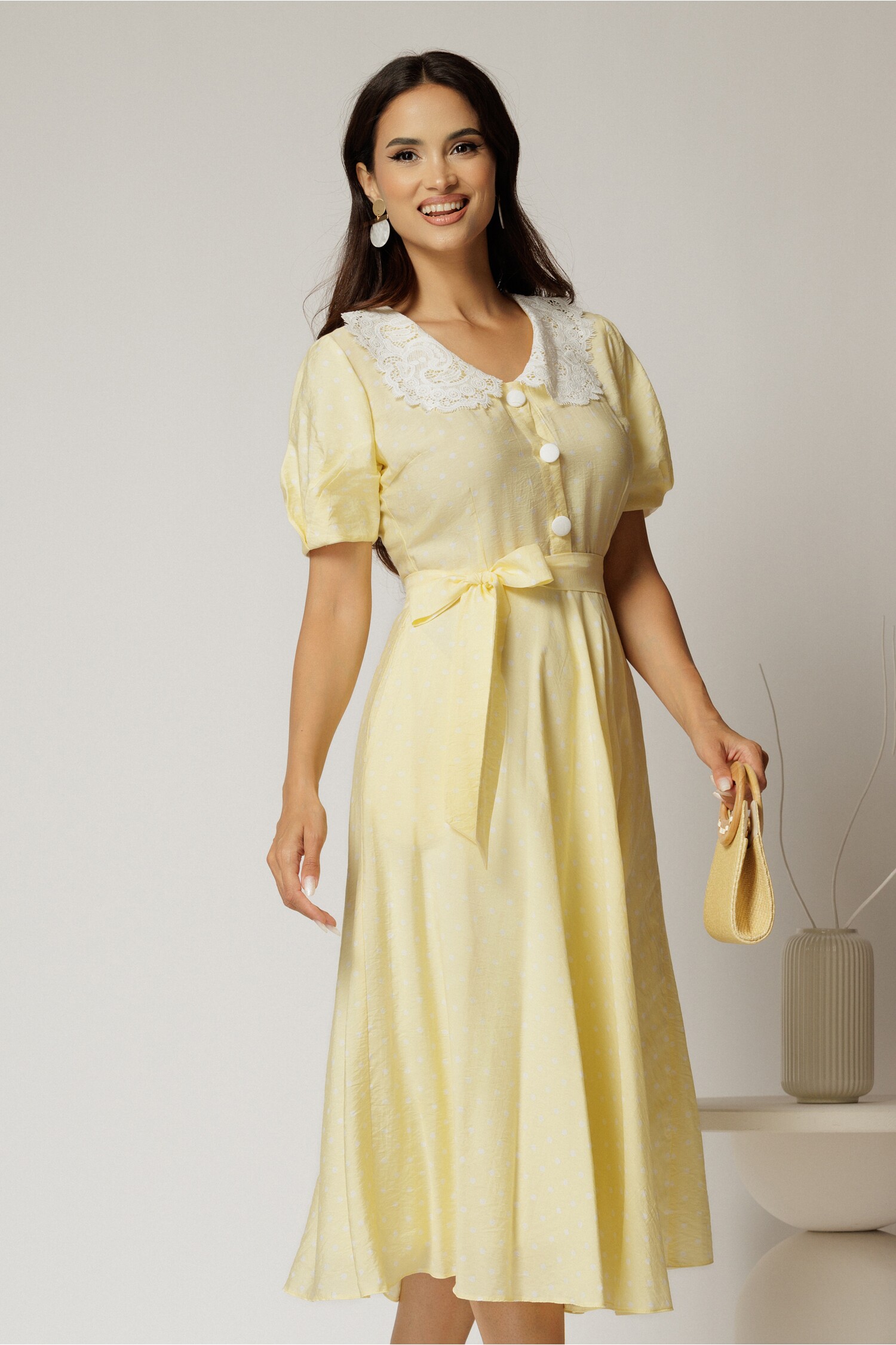 Rochie midi galbena cu buline de zi si guler brodat
